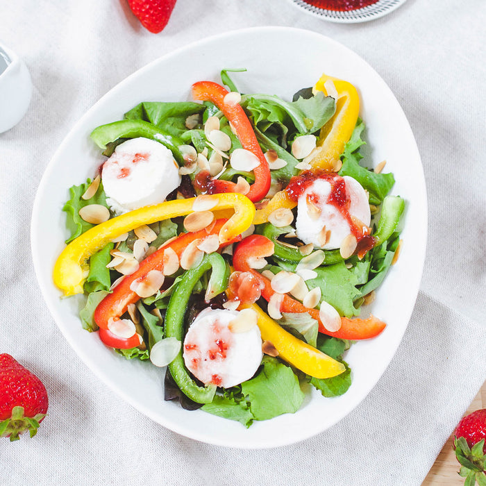 Salade estivale au fromage de chèvre et à la confiture de fraises