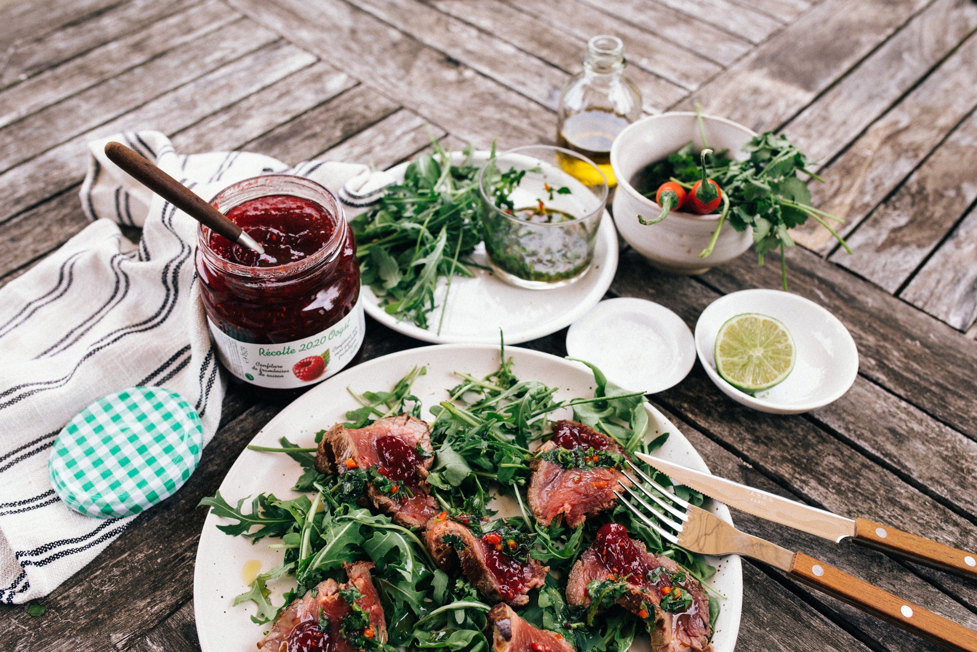 Tagliatta de bœuf, sauce crue aux herbes & confiture de framboises Récolte