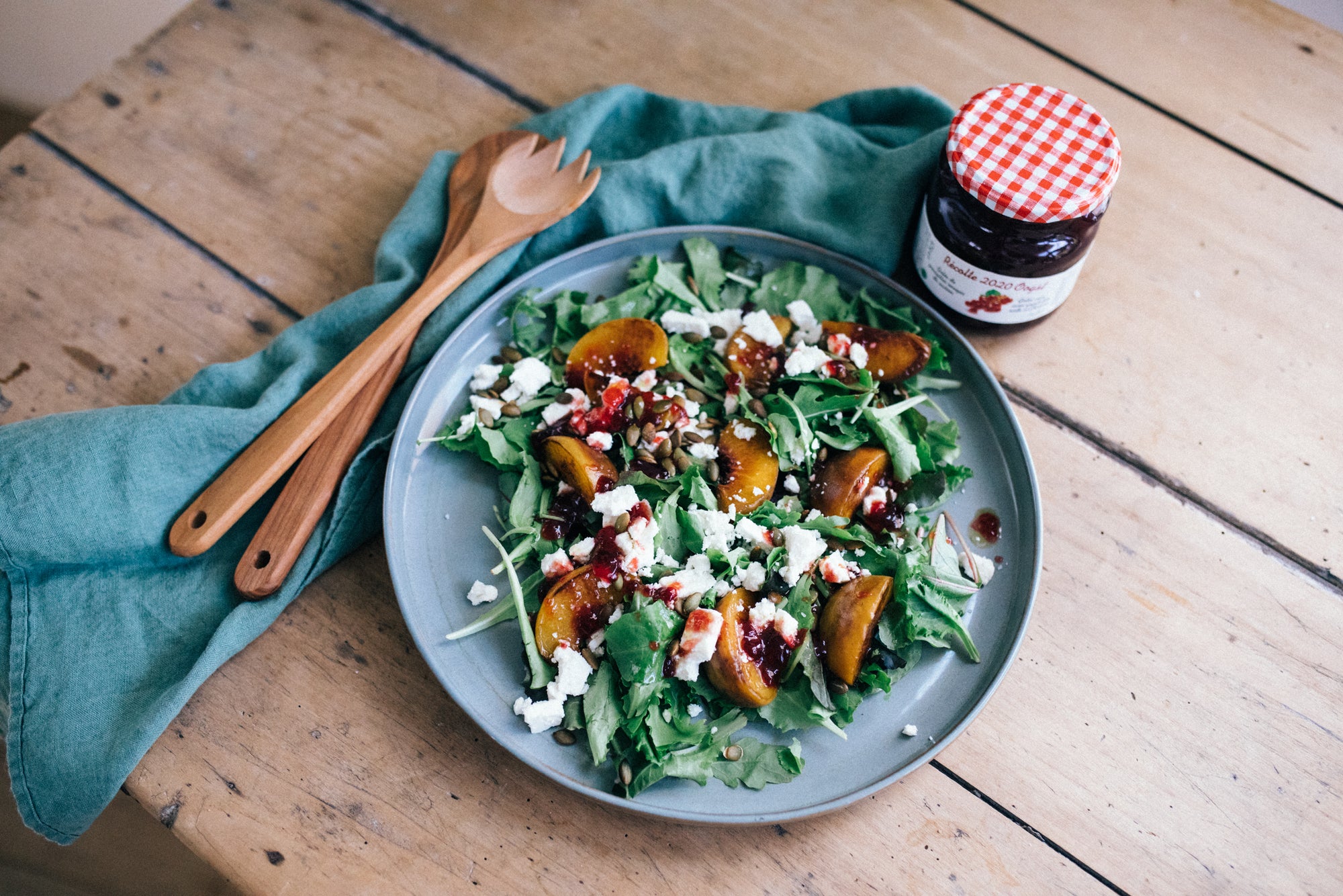 Pêche rôtie, salade, feta & gelée de groseilles rouges Récolte
