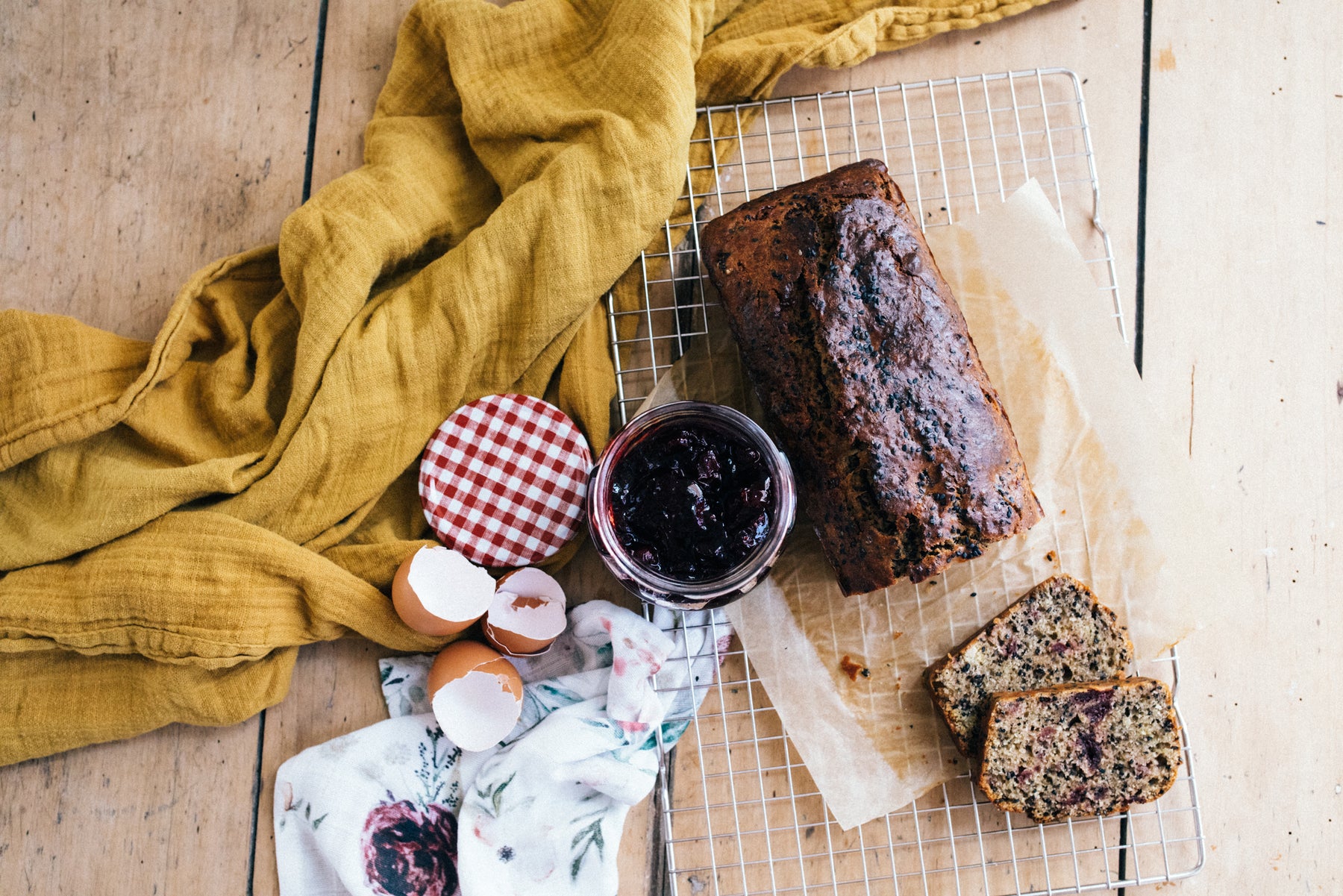 Cake à la confiture de cerises Récolte et sésame noir