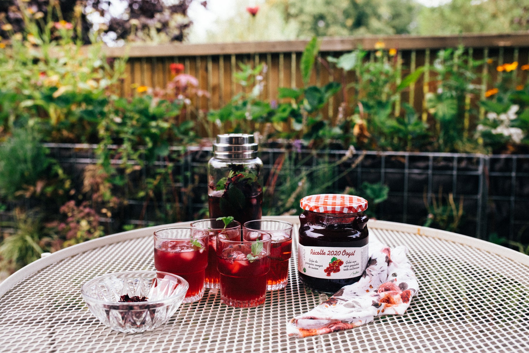 Thé glacé à la gelée de groseilles rouges et fleurs d'hibiscus