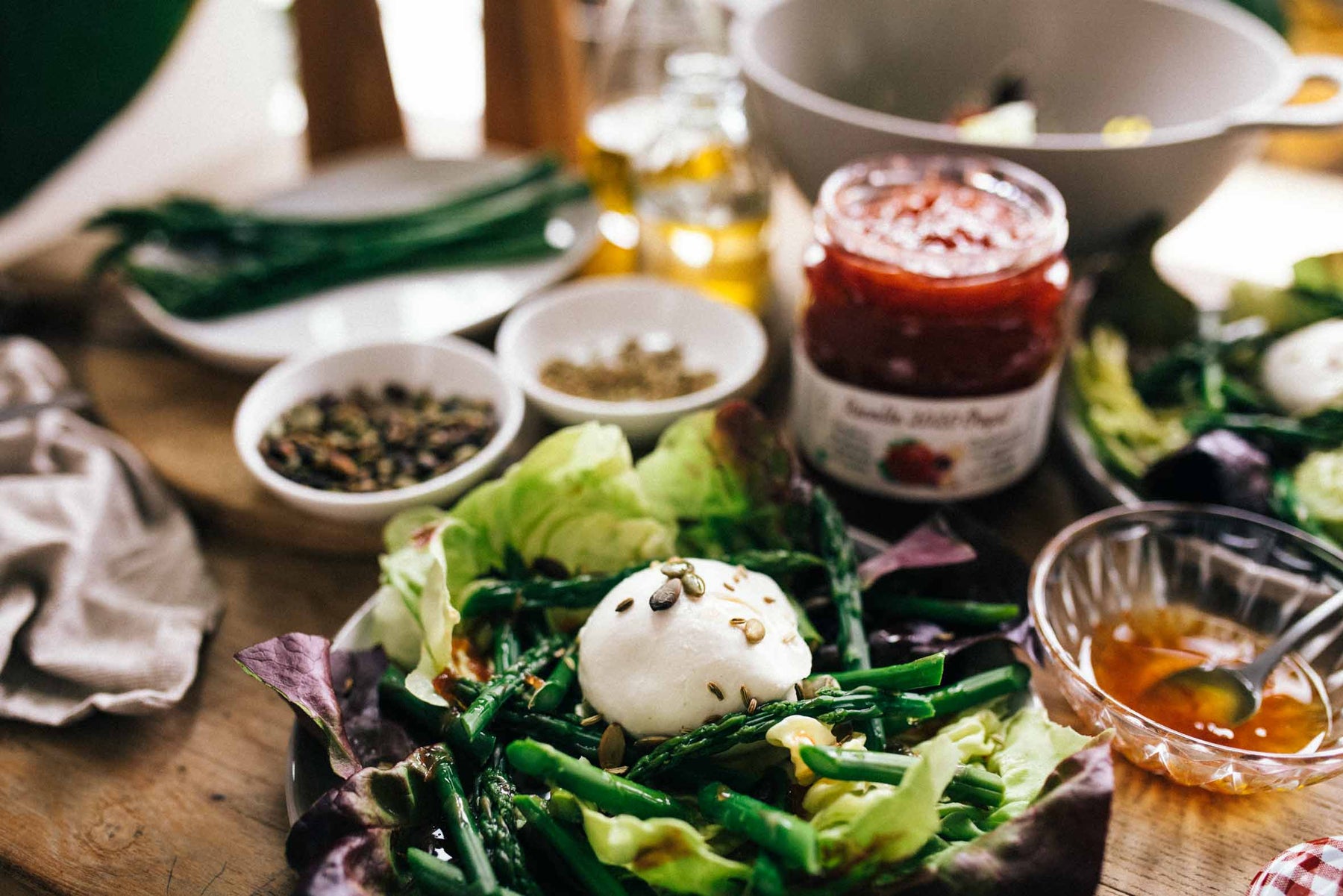 Burrata bowl, graines de fenouil & vinaigrette à la confiture fraises-rhubarbe Récolte