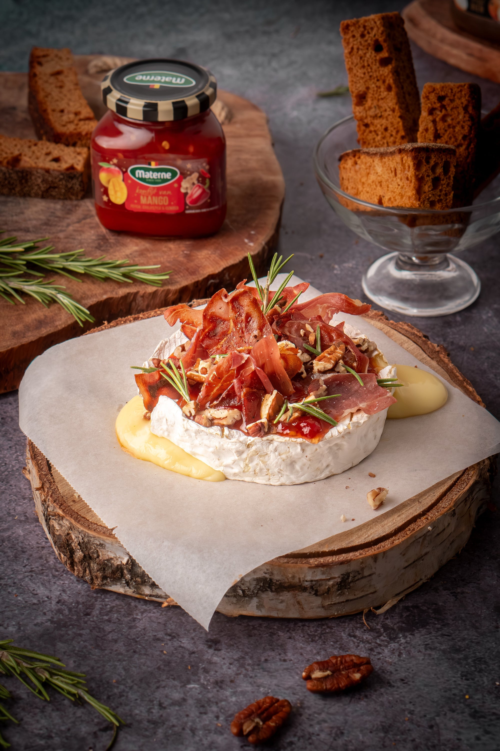 Brie rôti avec confit de mangue, poivron, piment & gingembre