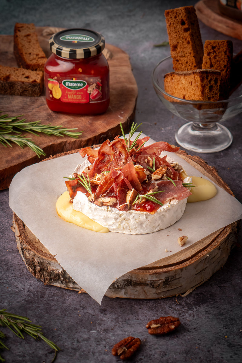 Brie rôti avec confit de mangue, poivron, piment & gingembre