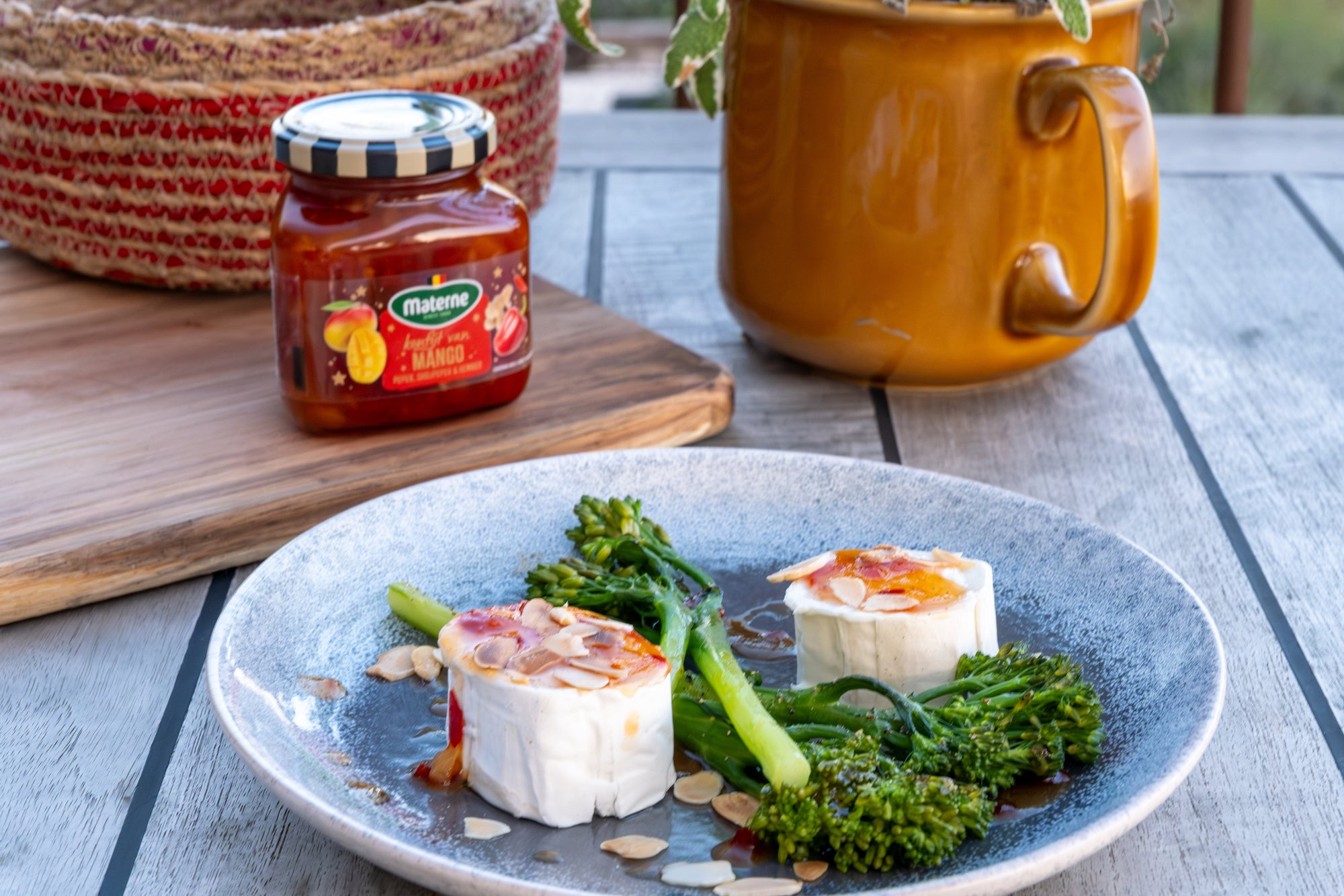 Broccolini avec du fromage de chèvre et des amandes grillées