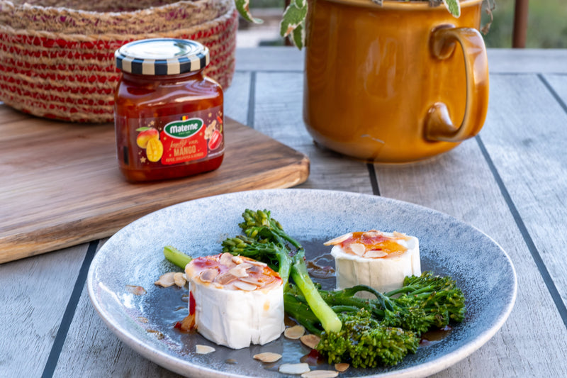 Broccolini avec du fromage de chèvre et des amandes grillées