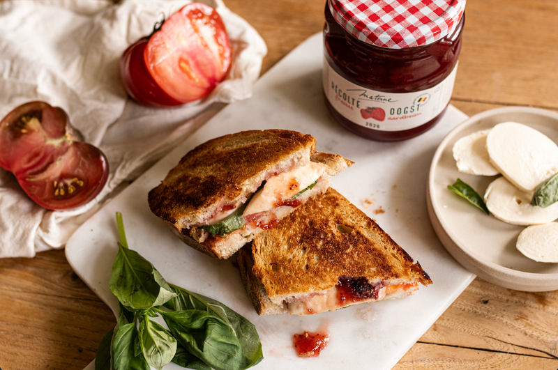 Grilled Cheese d'été à la fraise, mozzarella & basilic