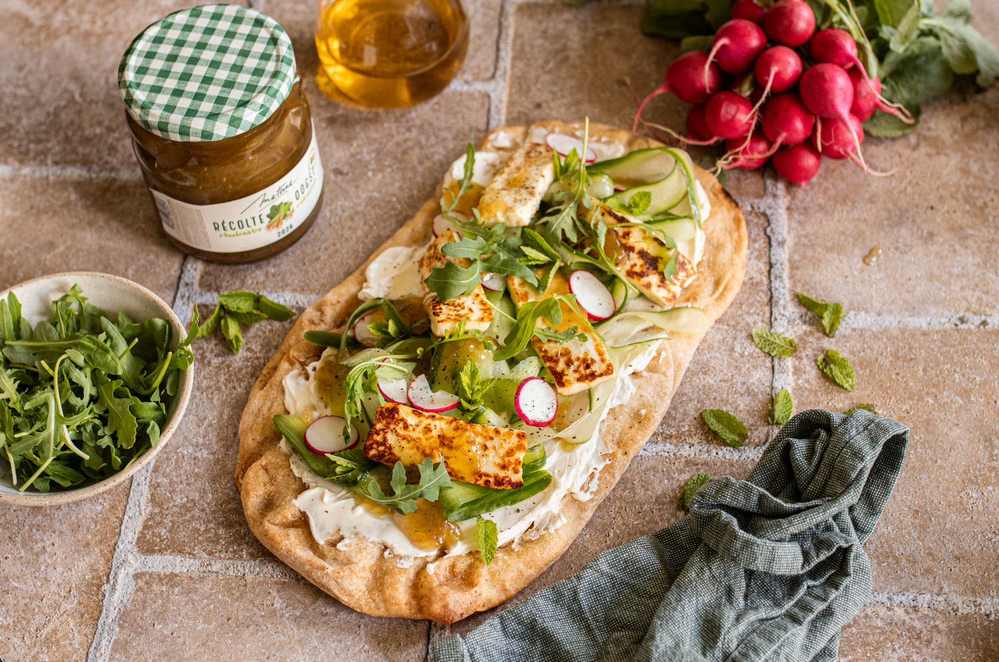 Halloumi grillé & glaçage rhubarbe sur pinsa estivale
