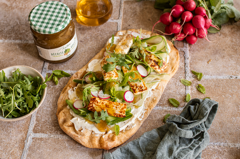 Halloumi grillé & glaçage rhubarbe sur pinsa estivale