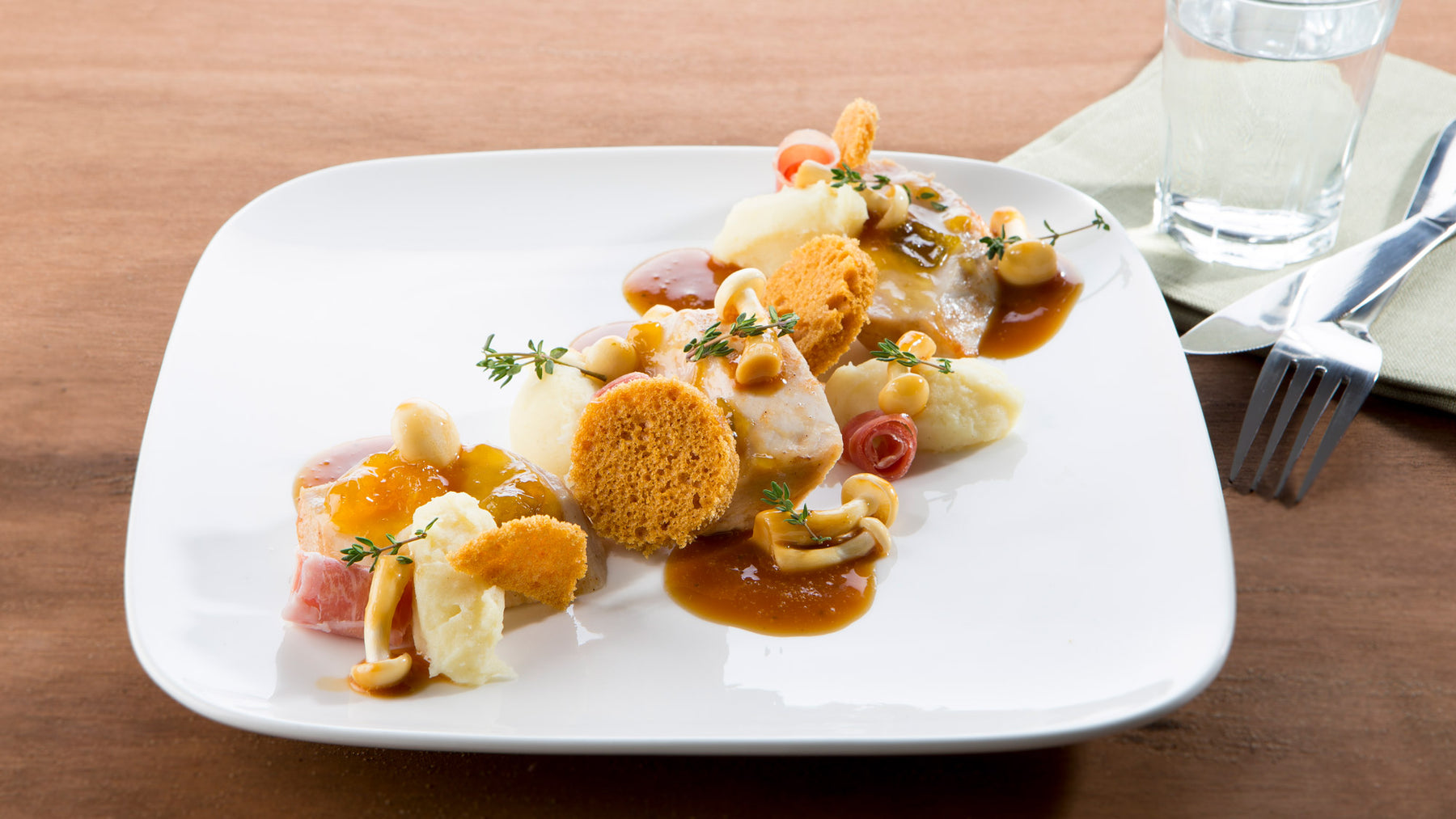 Filets de poulet avec couche de confiture de reines-claudes, pain d’épice et champignons