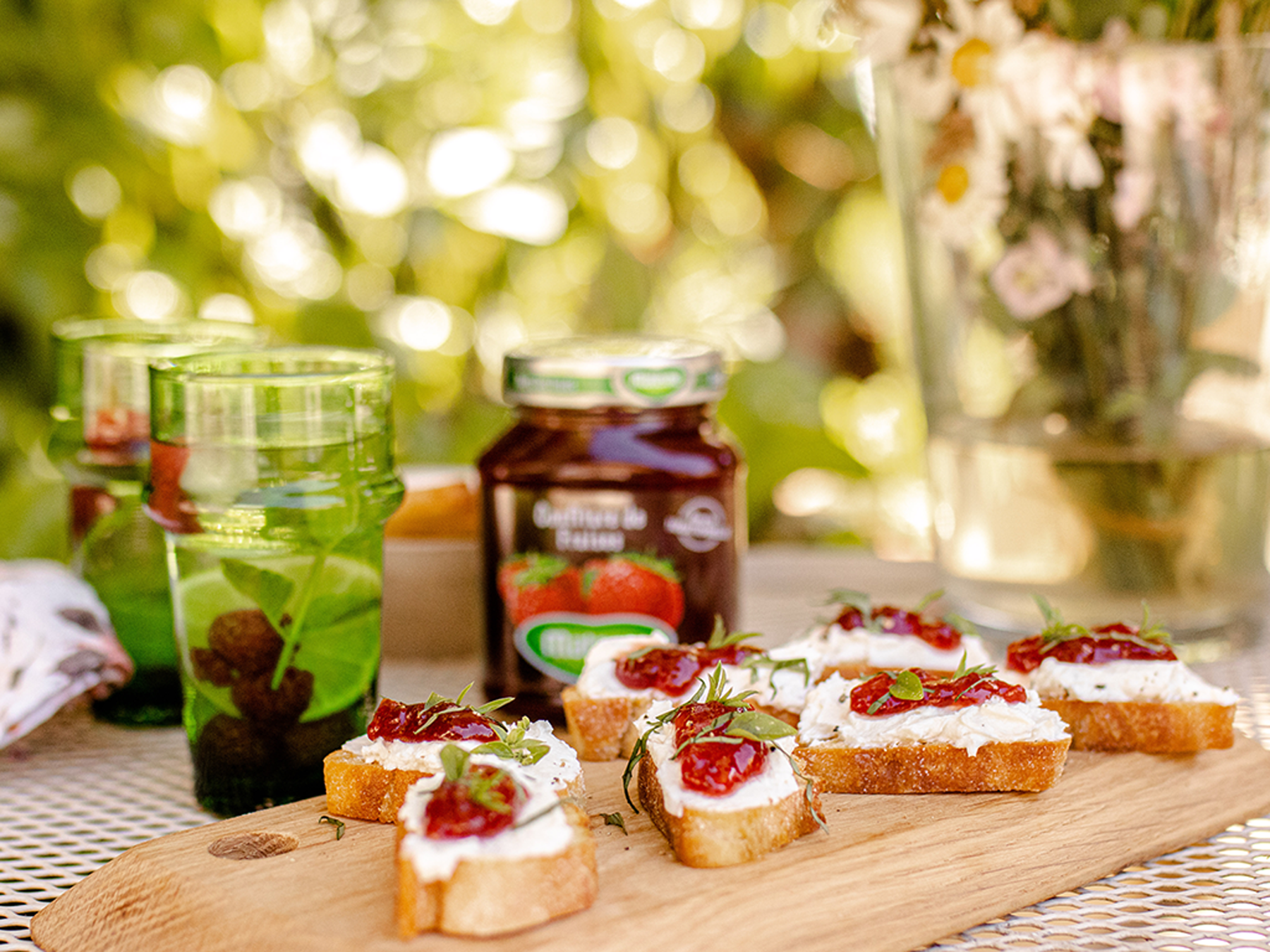 Crostini au basilic, feta fouetté & confiture de fraises extra