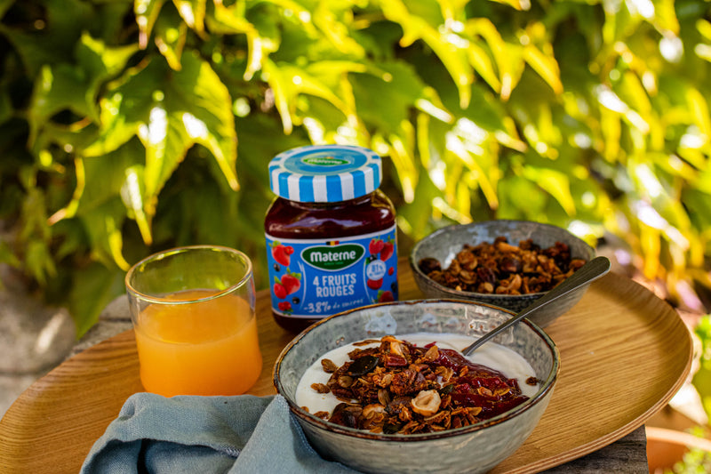 Verrine légère au yaourt grec, confiture allégée 4 fruits & granola maison