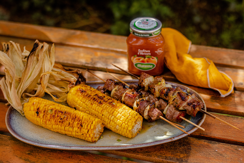 Épis de maïs grillés, marinés à la confiture d'abricot