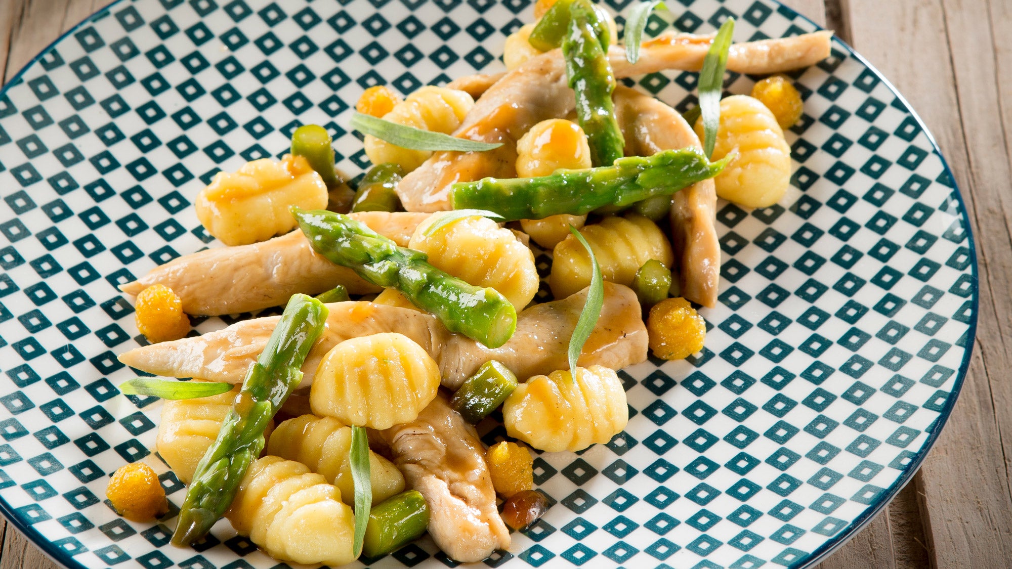 Gnocchis, blanc de poulet laqué, asperges vertes