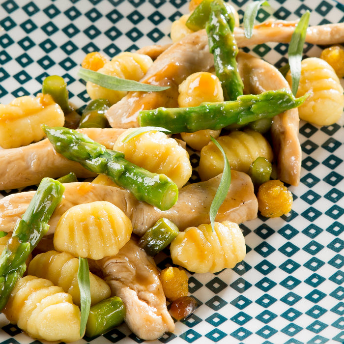 Gnocchis, blanc de poulet laqué, asperges vertes