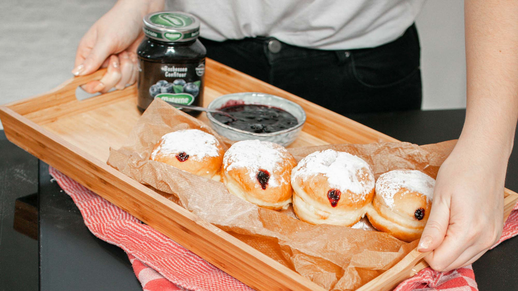 Beignet fourré à la confiture de myrtilles