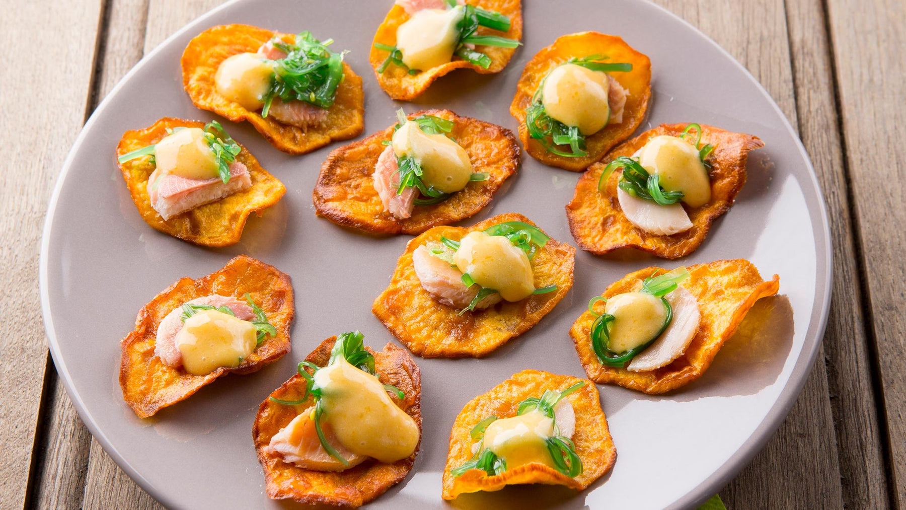 Chips de patate douce, truite fumée, dip fruité