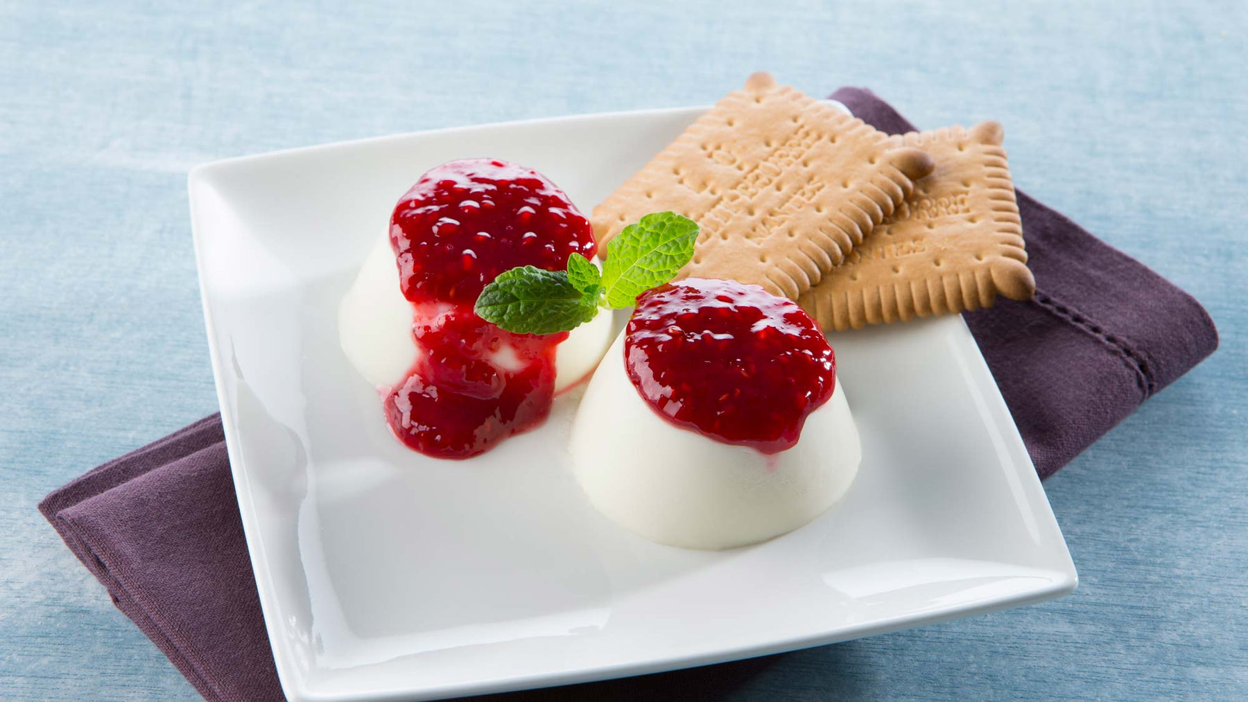 Panna cotta aux fraises et aux framboises, petit-beurre