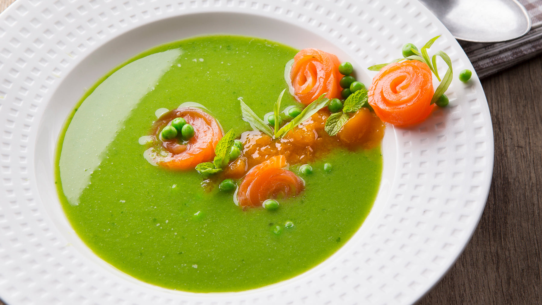 Soupe aux petits pois froide aux abricots et au saumon fumé