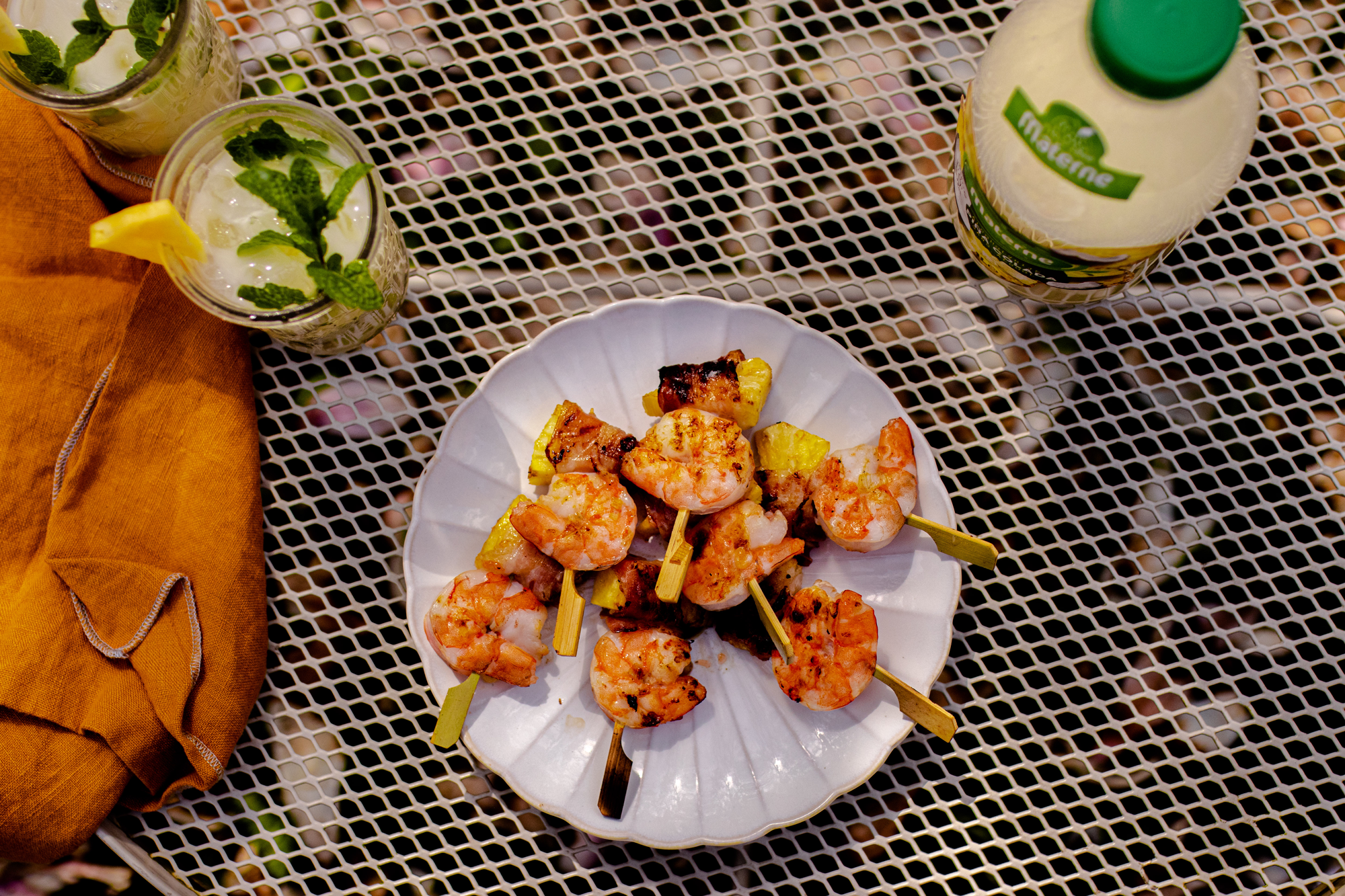 Brochettes de scampis, ananas, pancetta