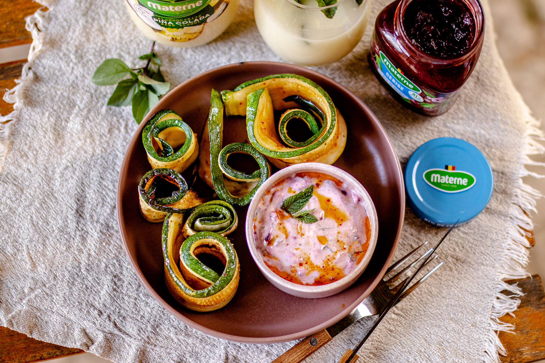 Rouleaux de courgettes rôtis, sauce yaourt à la confiture allégée de cerises.